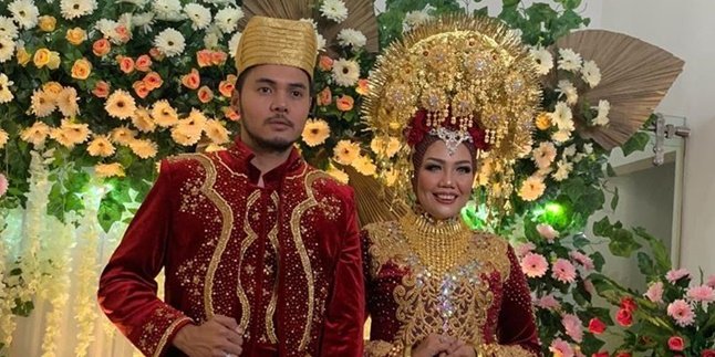 Elly Sugigi Posting Foto Ngunduh Mantu, Kriss Hatta: Is it true that they're married?