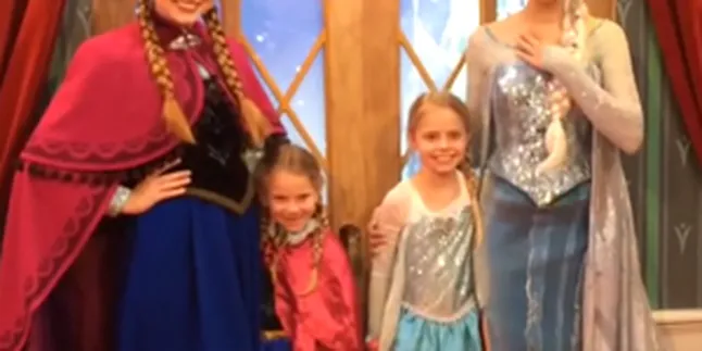 Elsa dan Anna Bertemu Versi Mini-nya, Serius Imut Banget! Elsa dan Anna Bertemu Versi Mini-nya, Serius Imut Banget!