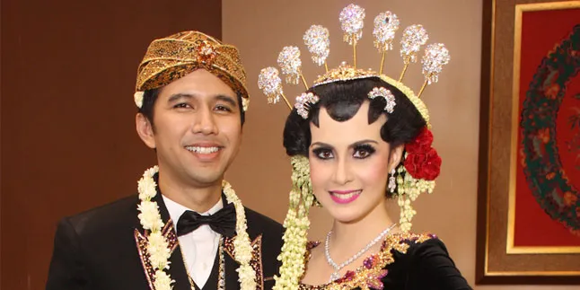 Emil Dardak Hadiahi Arumi Bachsin Lagu ‘Dialah’