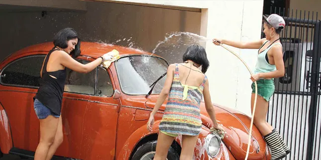 Emily Laras Tampil Seksi di Video Klip Terbaru