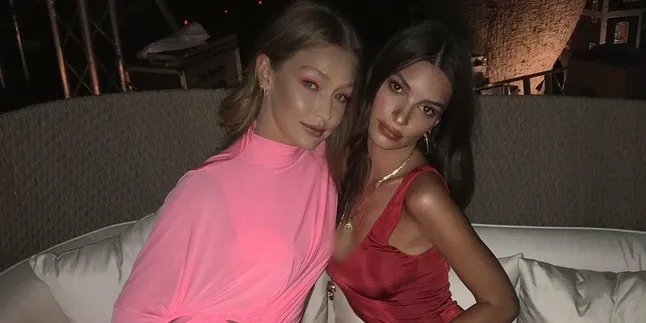 Emily Ratajkowski & Gigi Hadid Terima 1 Juta Dollar Untuk Potong Pita Emily Ratajkowski & Gigi Hadid Terima 1 Juta Dollar Untuk Potong Pita