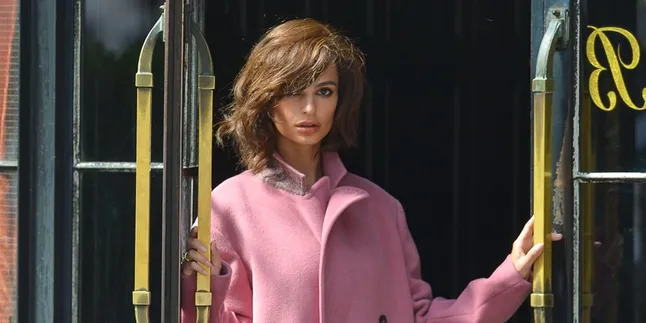 Emily Ratajkowski Dandan Ala Jackie O, Mirip Banget!