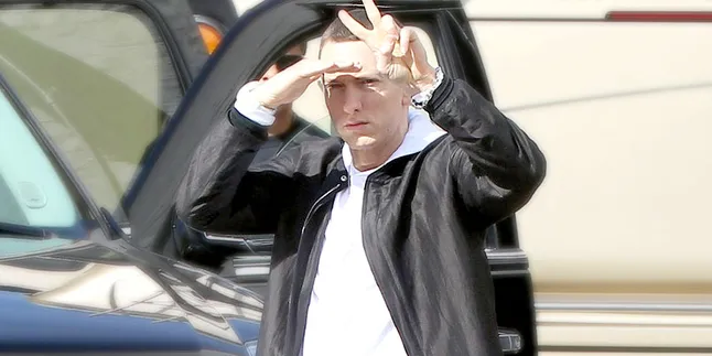 Duh! Eminem Ancam Akan 'Kencingi' Kanye West!