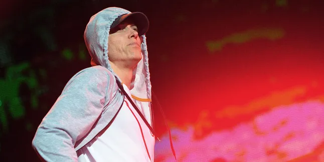Eminem Gandeng Sia Rilis Single 'Guts Over Fear', Super Cool!
