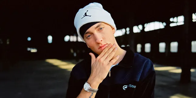 Eminem Mengejek keluarga Kardashian di Klip Berzerk