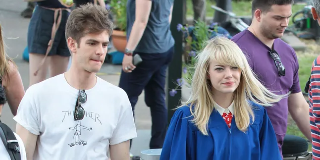 Emma Stone - Andrew Garfield Tertangkap Mesra di Depan Umum