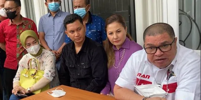 Emma Waroka Laporkan Tiara Marleen Atas Dugaan Pencemaran Nama Baik Terhadap Mendiang Vanessa Angel Emma Waroka Laporkan Tiara Marleen Atas Dugaan Pencemaran Nama Baik Terhadap Mendiang Vanessa Angel