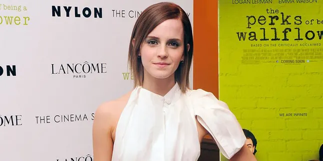 Emma Watson Pamer Perut Seksi di Ajang GQ Men Awards