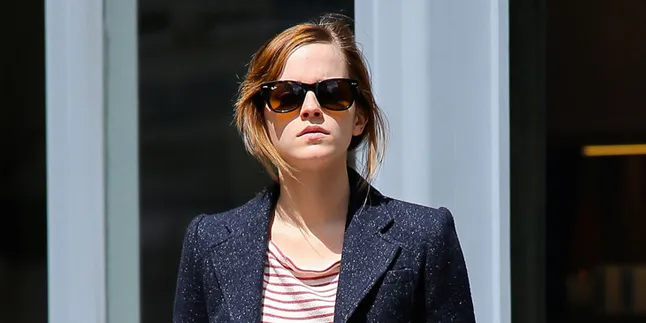 Emma Watson Pose Bareng Hermione Granger, Keren Mana?
