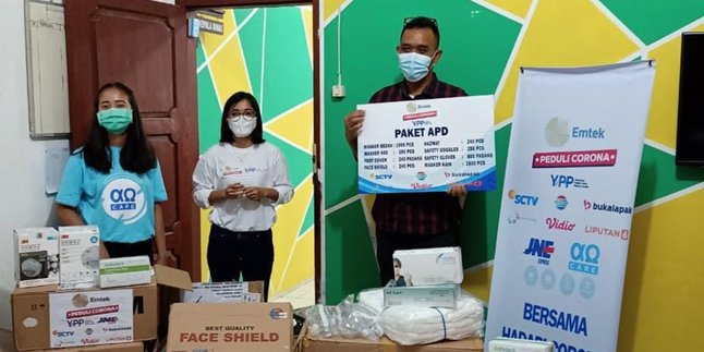 EMTEK Cares for Corona Distributes PPE to Hospitals & Health Agencies in North Sumatra, 1 Ventilator Handed Over to a Hospital in West Kalimantan