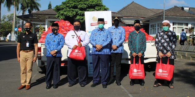 EMTEK Cares for Corona, Handing Over Hundreds of Basic Food Packages and Cloth Masks to the Kuningan Regional Government