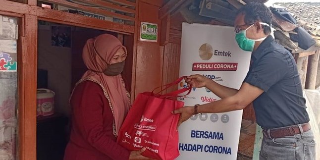 EMTEK Cares for Corona Donates Ventilators to Two Hospitals in Tangerang