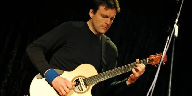 Enam Musisi yang 'Bersenyawa' Dengan Gitar Akustik