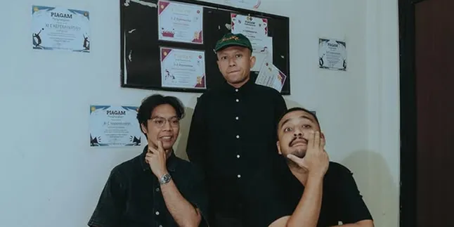 After Six Years of Weighing, Perunggu Finally Leaves the Office Job