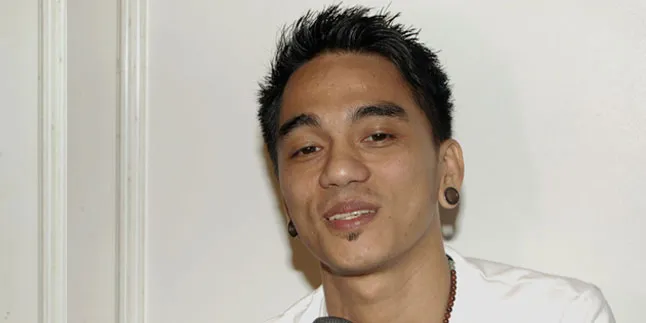 Enda Ungu Tato Nama Anak di Tangan Enda Ungu Tato Nama Anak di Tangan