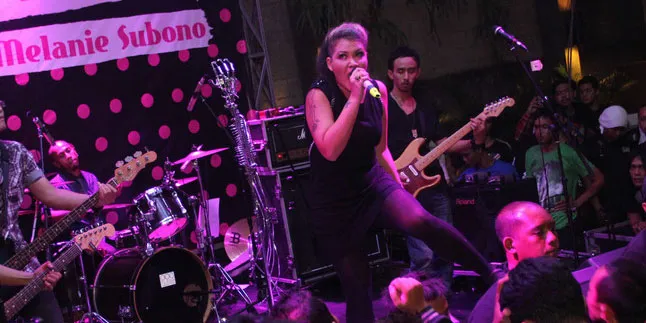Eneg Dengan Duet Cowok, Melanie Subono Ajak Sara Wijayanto