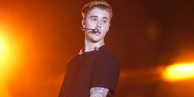 Enggak Fokus, Justin Bieber Jatuh Dari Panggung Konser!