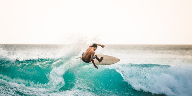 Not Only Beautiful, These 5 Beaches in Indonesia are the Favorite of Surfers