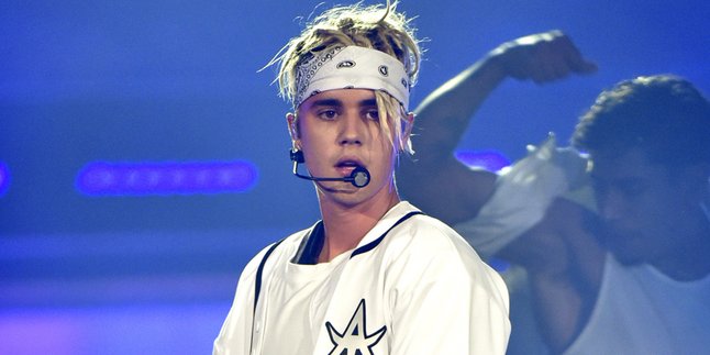 Enggan Nyanyi 'Despacito', Justin Bieber Dilempar Botol Air!