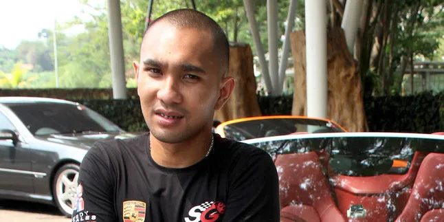 Enji: Kenapa Ayu Ting Ting Tak Ikut Suami? Enji: Kenapa Ayu Ting Ting Tak Ikut Suami?