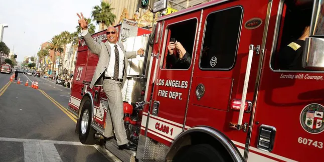 Epic! Menuju 'SAN ANDREAS', Dwayne Johnson Numpang Firetruck Epic! Menuju 'SAN ANDREAS', Dwayne Johnson Numpang Firetruck
