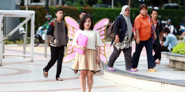 Epicentrum Mendadak Ramai, Gadis Ini Pede Jalan Pakai Sayap