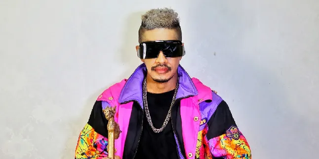 Erlando Pertahankan Gaya Bling-Bling Meski Fokus Jadi Cenayang, Siap Gantikan Roy Kiyoshi? Erlando Pertahankan Gaya Bling-Bling Meski Fokus Jadi Cenayang, Siap Gantikan Roy Kiyoshi?