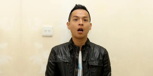 Ernest Prakarsa Bicara Twitter, Selfie dan Materi Stand Up Comedy Ernest Prakarsa Bicara Twitter, Selfie dan Materi Stand Up Comedy