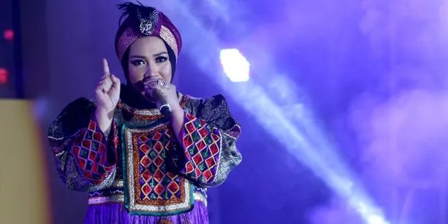 Es Buah, Menu Wajib Buka Puasa Keluarga Melly Goeslaw Es Buah, Menu Wajib Buka Puasa Keluarga Melly Goeslaw