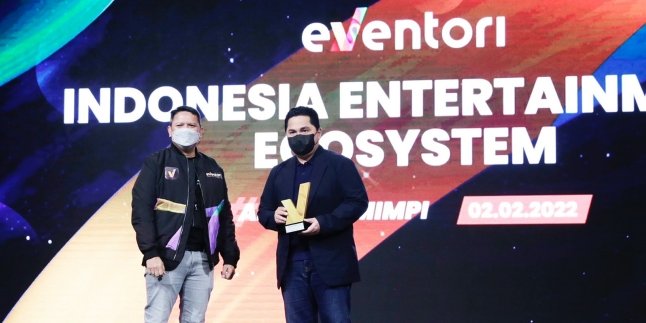 Eventori Award 2022 Given to Erick Thohir and the Late Glenn Fredly