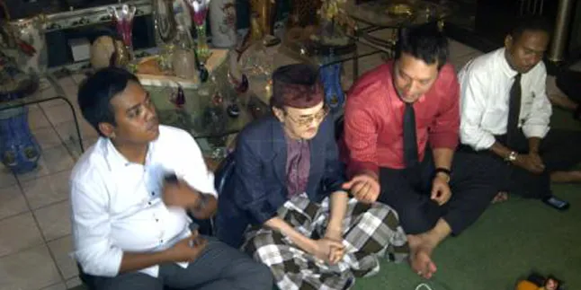 Eyang Subur: Kali Pertama Datang, Adi Terpengaruh Obat-Obatan Eyang Subur: Kali Pertama Datang, Adi Terpengaruh Obat-Obatan