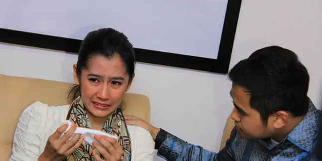 Eza Gionino Tendang dan Pukuli Ardina Rasti Eza Gionino Tendang dan Pukuli Ardina Rasti