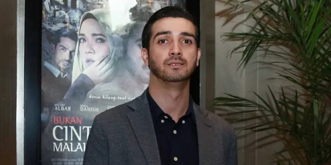 Fachri Albar Syuting 'BUKAN CINTA MALAIKAT' Sambil Umrah