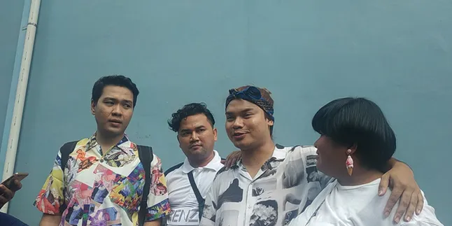 Fahmi Aditya: Mak Vera Larang Kami Berteman dengan Artis Lain Fahmi Aditya: Mak Vera Larang Kami Berteman dengan Artis Lain