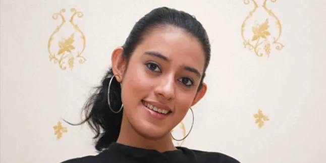 Fairuz A Rafiq Girang Bisa Kasih Bunga Shahrukh Khan