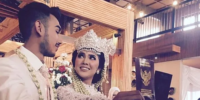 Fakta-Fakta Pernikahan Raya Kitty, Suami Lebih Muda - Sempat Jalani LDR Fakta-Fakta Pernikahan Raya Kitty, Suami Lebih Muda - Sempat Jalani LDR