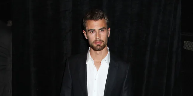Fakta Tentang Theo James Ini Bisa Bikin Siapa Saja Kagum Fakta Tentang Theo James Ini Bisa Bikin Siapa Saja Kagum