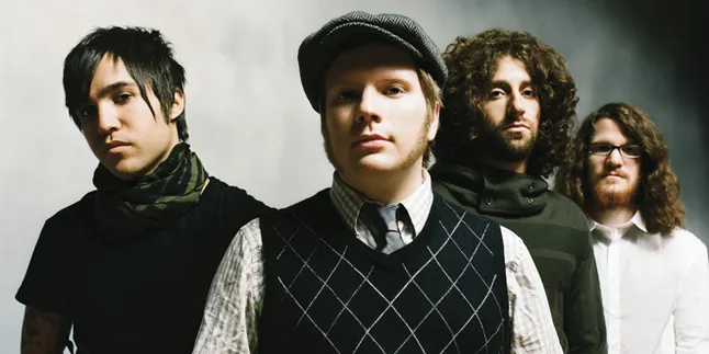 Fall Out Boy Manggung Dengan Kostum Tengkorak Glow In The Dark