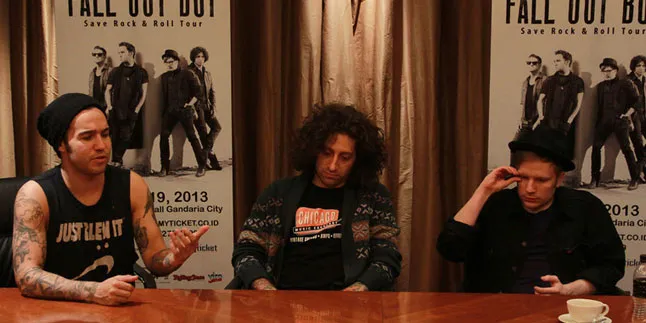 Fall Out Boy Tampil Akustik di Konser 'Save Rock n Roll Tour' Fall Out Boy Tampil Akustik di Konser 'Save Rock n Roll Tour'