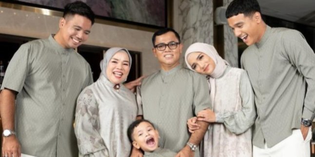 Family Portrait Fuji Welcomes Ramadan Moment, Compact Wearing Matching Sarimbit with Gala Sky