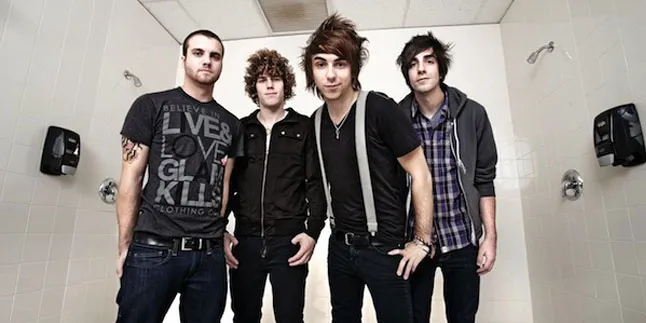 Fans All Time Low Rela Mengantri Sejak Siang Hari
