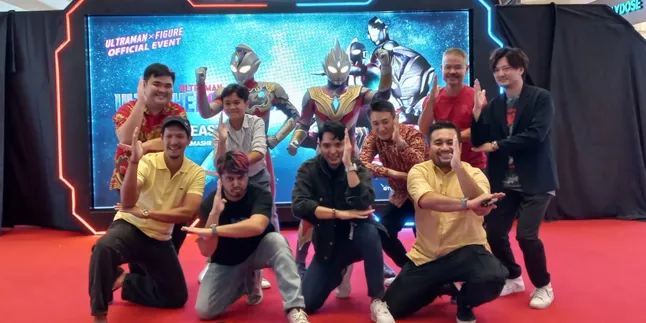 Fans Berat Ultraman, Angga Puradiredja dan Sang Anak Antusias Sambut 'Ultra Heroes Tour South East Asia In Indonesia'