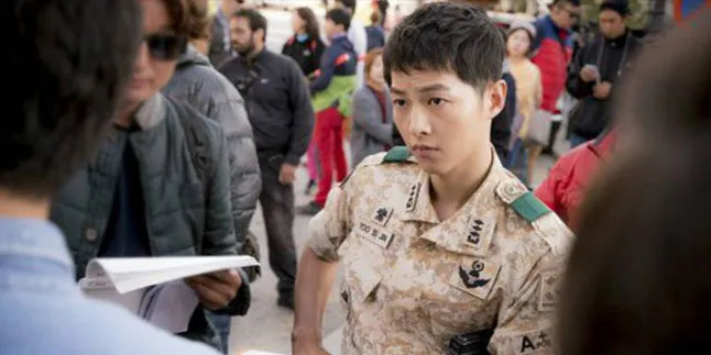 Fans Berdesak Sambut Kedatangan Song Joong Ki di Bandara Thailand Fans Berdesak Sambut Kedatangan Song Joong Ki di Bandara Thailand