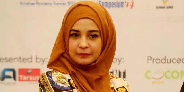 Fans Kaget Lihat Foto Shireen Sungkar Tak Berhijab Fans Kaget Lihat Foto Shireen Sungkar Tak Berhijab
