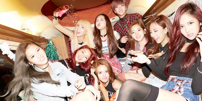 Fans Pria Paruh Baya Berikan TWICE Kado Bernilai Rp 116,7 Juta!