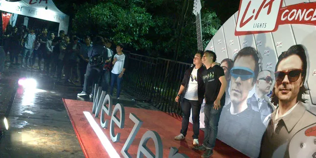 Fans Rela Antri Demi Foto Dengan Gambar Personel Weezer