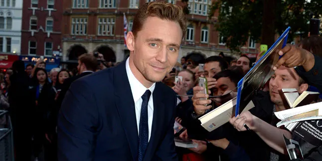 Fans Taylor Swift Ini Menangis Saat Bertemu Tom Hiddleston Fans Taylor Swift Ini Menangis Saat Bertemu Tom Hiddleston