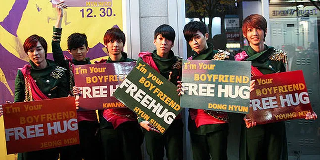 Fans Terlalu Banyak, Boyfriend Terpaksa Hentikan Event 'Free Hug'