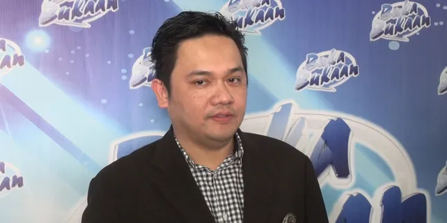 Farhat Abbas Bergaya di Depan Rumah Angeline, Apa Kata Netizen?