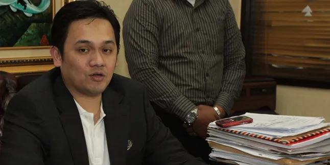 Farhat: Emang Kalian Bosen Sama Twitter Saya? Enggak Kan? Farhat: Emang Kalian Bosen Sama Twitter Saya? Enggak Kan?